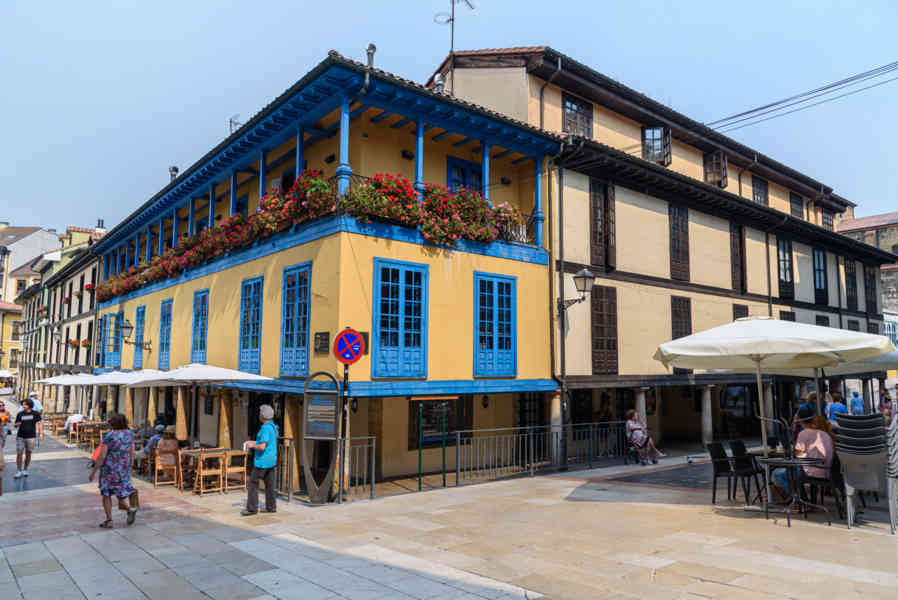 Oviedo 036 - plaza de Daoíz y Velarde.jpg